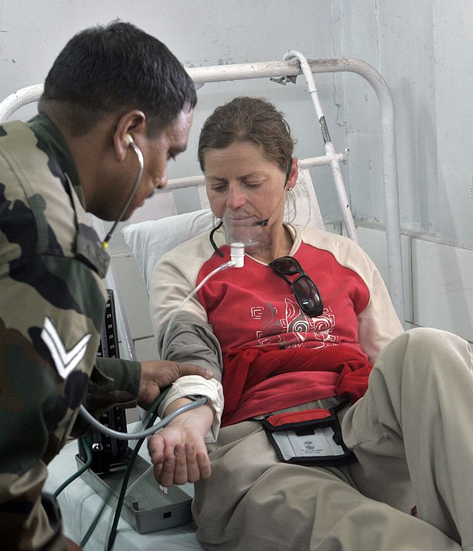 Una de las turistas españolas rescatadas este lunes por el Ejército indio en helicóptero en Leh es atendida por un médico