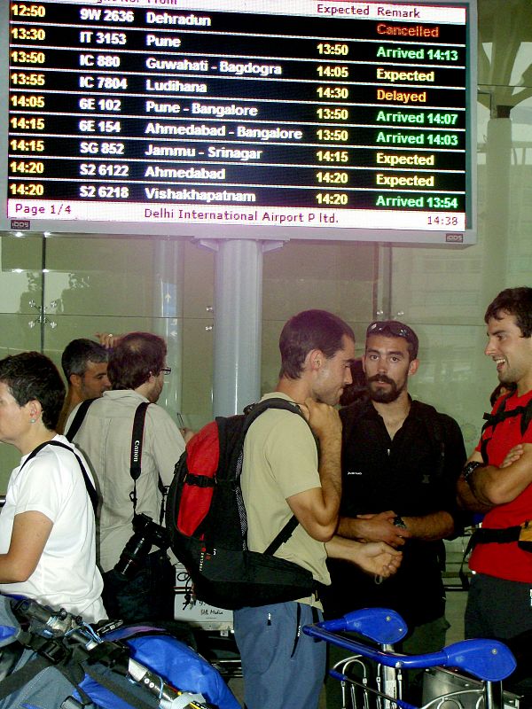 Un grupo de turistas españoles en el aeropuerto de Delhi procedentes de la localidad de Leh