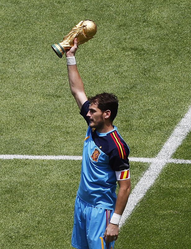 Casillas enseña el trofeo de campeón del mundo al público del Azteca.