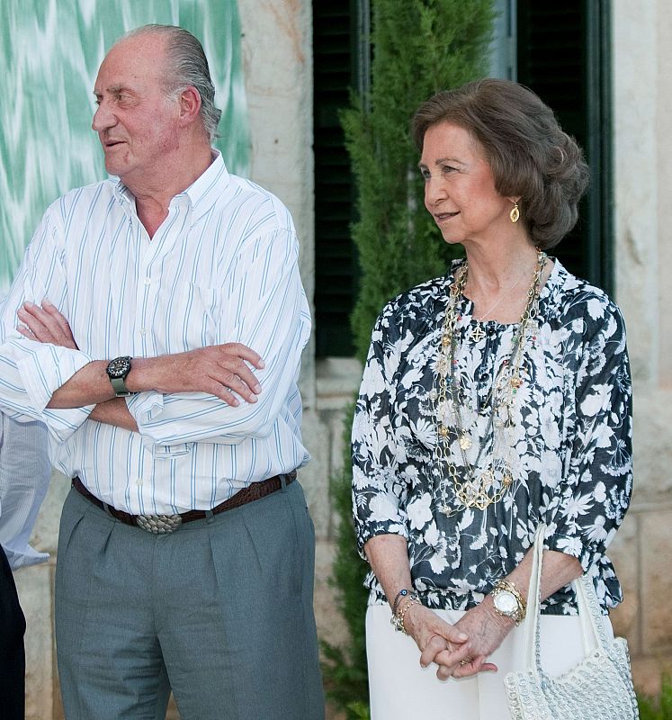 El Rey y la Reina, durante la reinauguración de los jardines escultóricos de la Casa March de Cala Rajada, en Mallorca, que fueron arrasados por un tornado en el año 2001 y luego rehabilitados.
