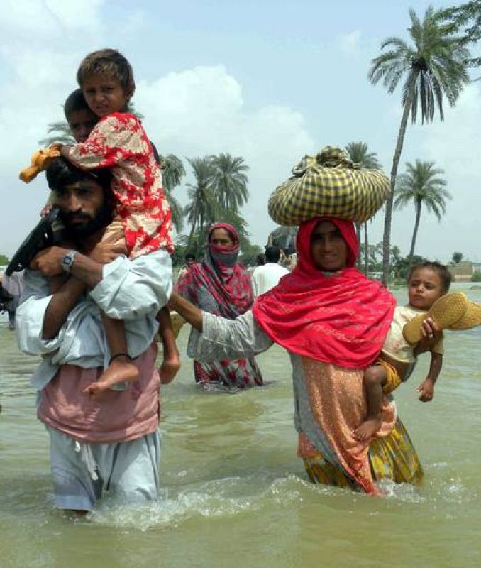 Las víctimas de las inundaciones abandonas sus hogares destruídos 