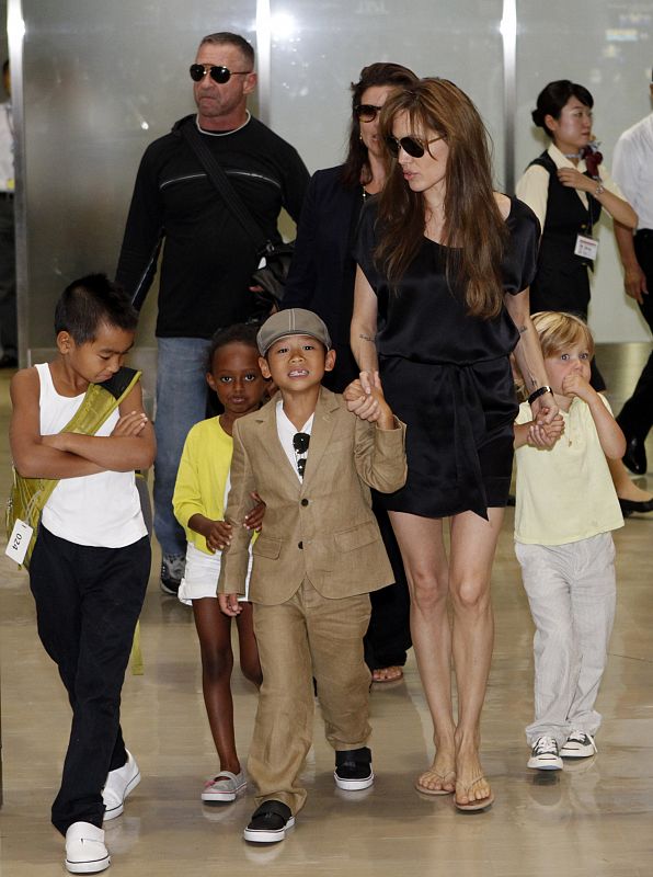 Angelina Jolie con cuatro de sus hijos en Japón (2010)