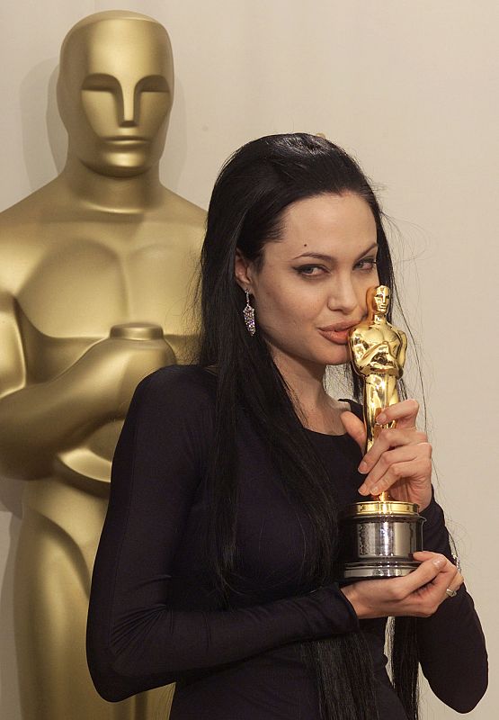 Angelina Jolie con el Oscar a mejor actriz secundaria (1999)