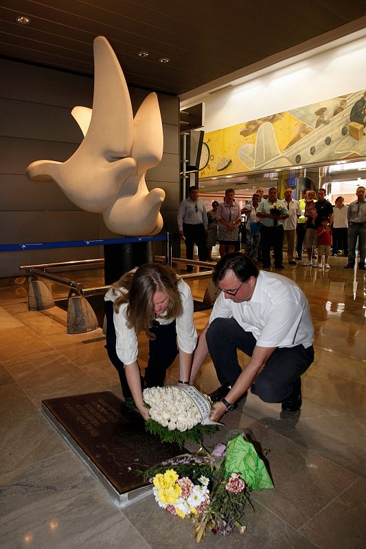 El acto de homenaje ha continuado en la Terminal 2 del aeropuerto de Barajas.