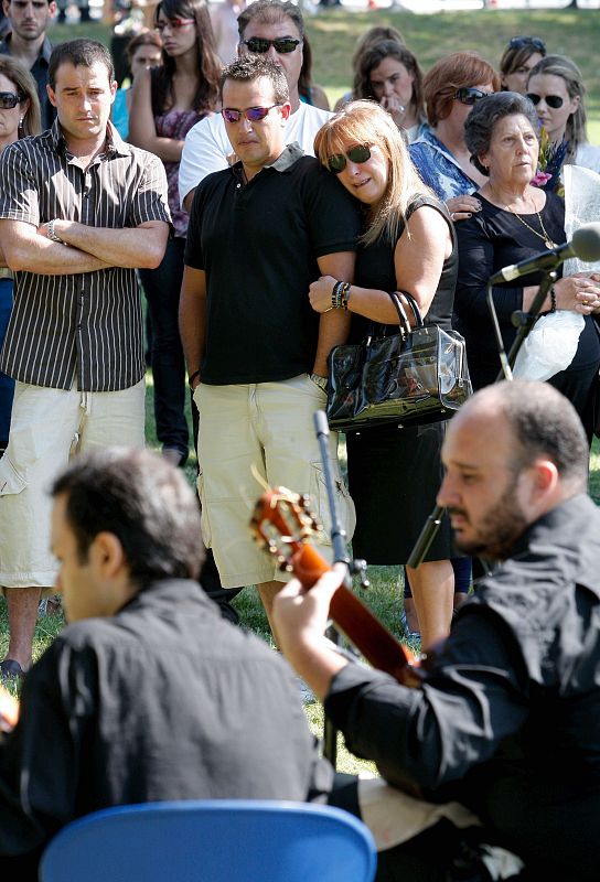 Dos guitarristas han tocado folías, un canto popular canario, durante el acto de homenaje en memoria de los fallecidos en el accidente de avión de Spanair hace dos años.