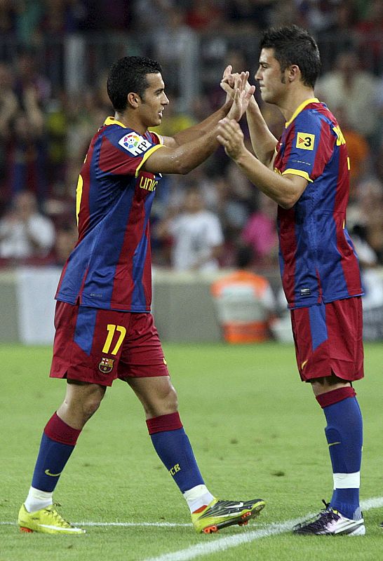 Pedro Rodríguez dando la alternativa en el Nou Camp a David Villa.