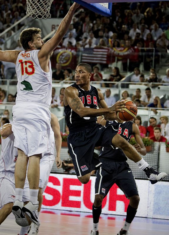 El base de la selección española Derrick Rose (d) entra a canasta ante la oposición del pívot de la selección española Marc Gasol.