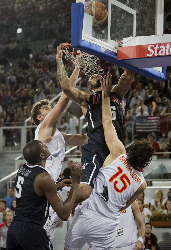 El pívot de la selección de Estados Unidos Tyson Chandler intenta ejecutar un mate ante la oposición de los jugadores de la selección española.