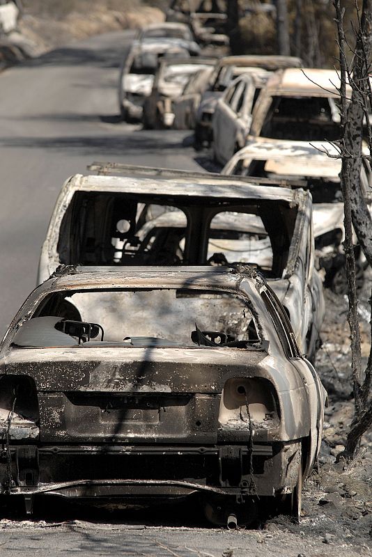 El fuego ha quemado ya cerca de 400 hectáreas y ha dejado a cuatro bomberos heridos.