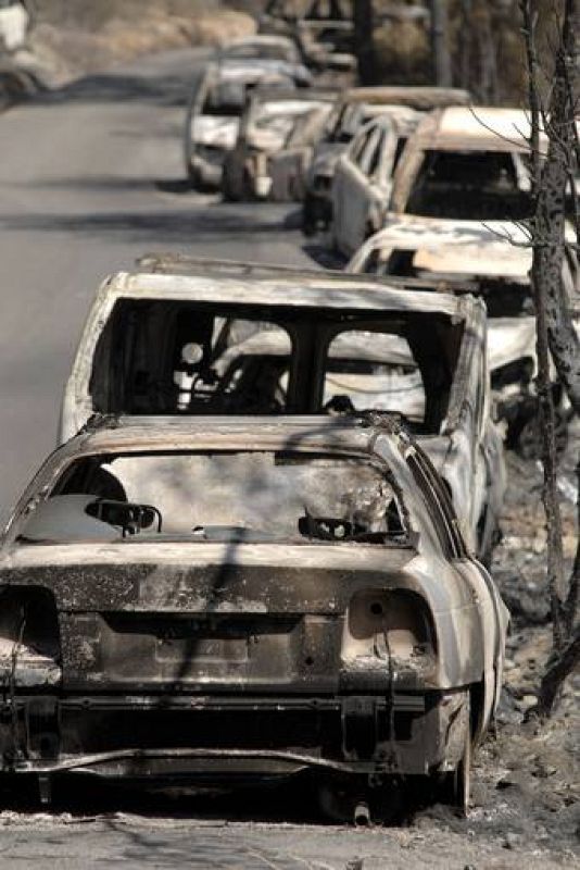 El fuego ha quemado ya cerca de 400 hectáreas y ha dejado a cuatro bomberos heridos.