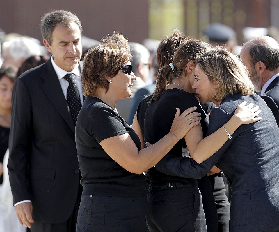 El presidente del Gobierno, José Luis Rodríguez Zapatero, y la ministra de Defensa, Carme Chacón, concuelan a los familiares de los guardias civiles y el intérprete.