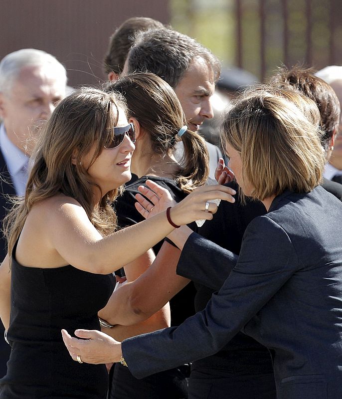 El presidente del Gobierno y la ministra de Defensa consuelan a los familiares en la base de Torrejón de Ardoz tras el aterrizaje del avión de la Fuerza Aérea que trasladaba los féretros con los restos mortales.