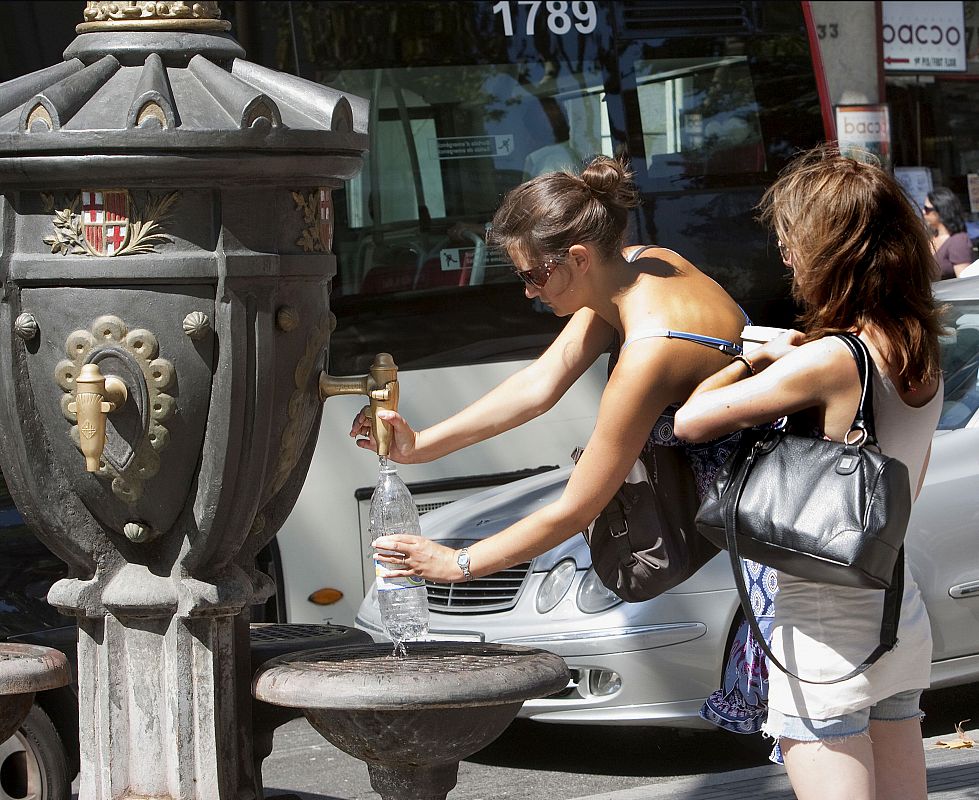 Refrescarse con agua es un buen método para combatir el calor.