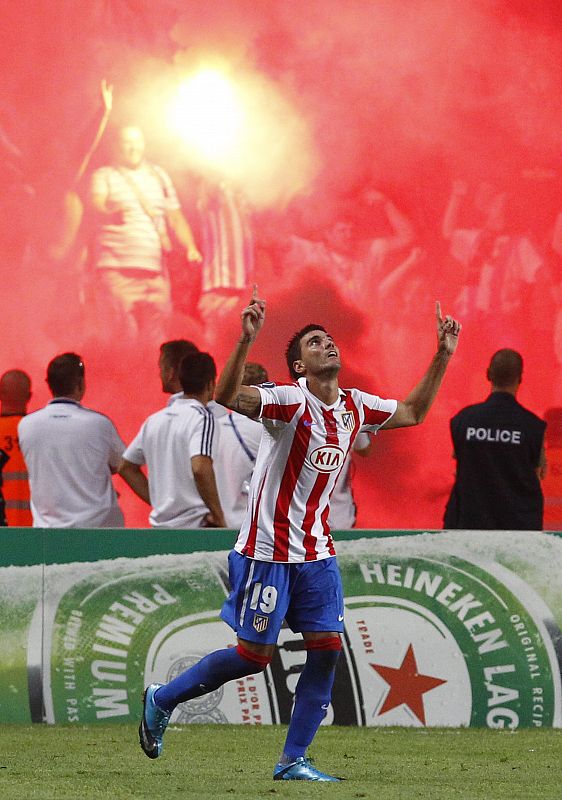 Los aficionados celebran con bengalas el gol de Reyes