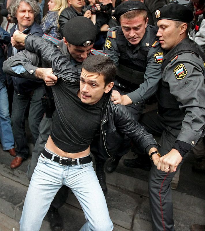 Más de un centernar de miembros de la oposición no parlamentaria rusa han sido detenidos cuando participaban en una manifestación no autorizada en defensa del artículo 31 de la Constitución que promueve la libertad de reunión.