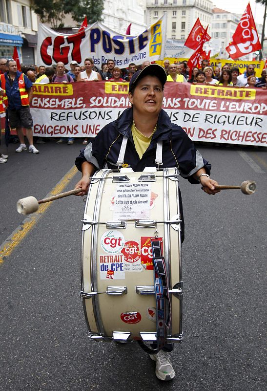 LAS MANIFESTACIONES CONTRA LA REFORMA DE PENSIONES REÚNEN A 450.000 FRANCESES