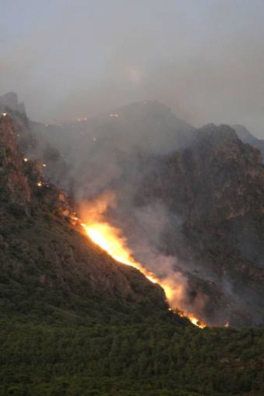 El incendio se inició pasadas las 19.00 horas de la tarde del martes. 