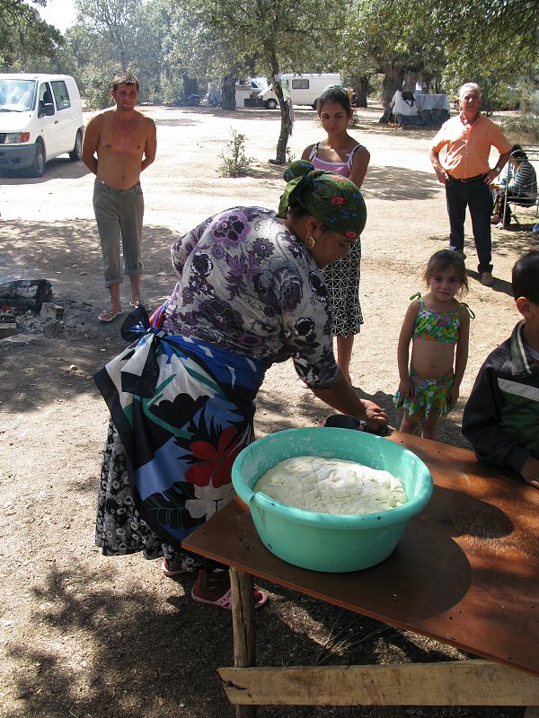 Todos los días preparan el pan de forma artesanal
