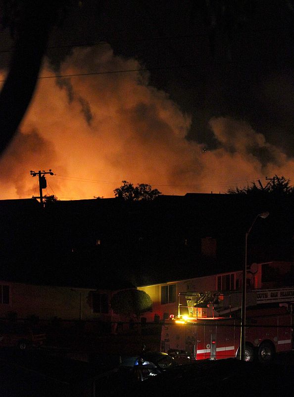 La explosión de una tubería de gas ha originado el espectacular incendio.