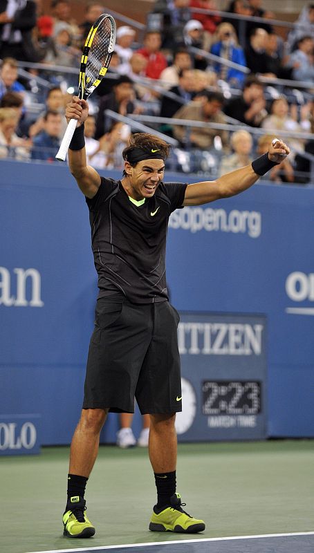 El tenista español Rafael Nadal celebra la victoria ante su compatriota Fernando Verdasco.