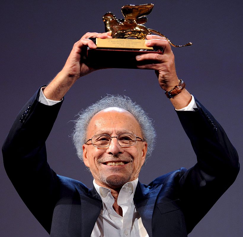 El director estadounidense Monte Hellman posa con el premio especial del jurado que le hyan entregado por su película "Road to nowhere".