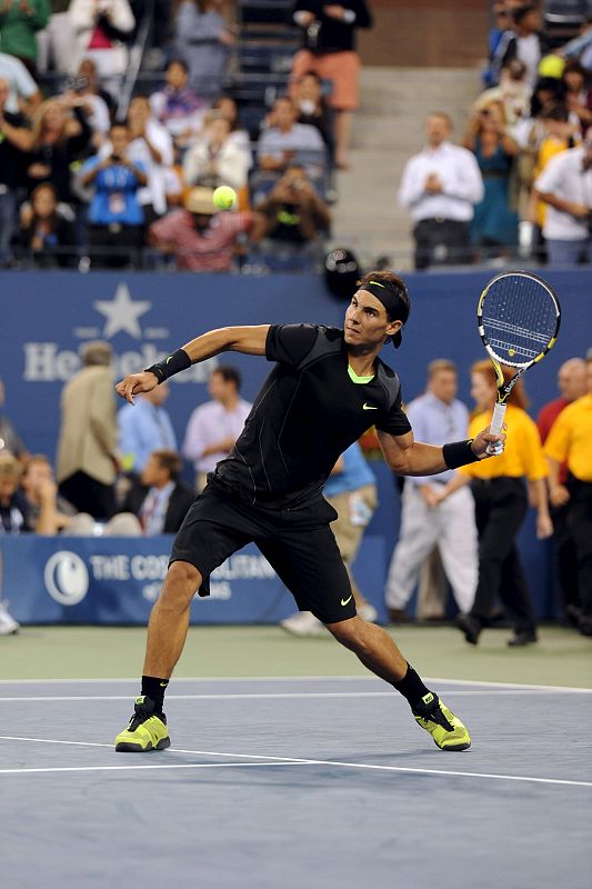 Rafael Nadal devuelve una bola ante su compatriota Feliciano López en Flushing Meadows,