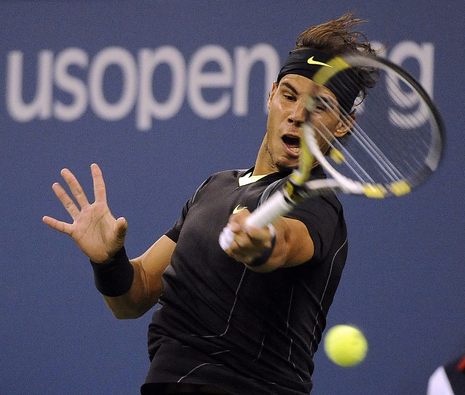 Nadal devuelve una bola a su compatriota Fernando Verdasco en el partido de cuartos de final del US Open.