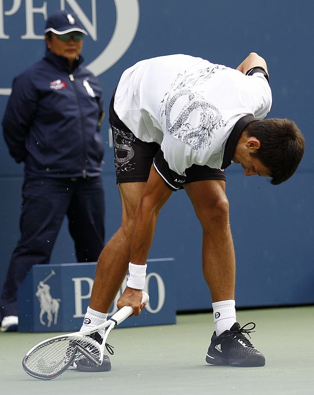 Djokovic pagó su rabia con la raqueta tras perder el quinto juego en el primer set.