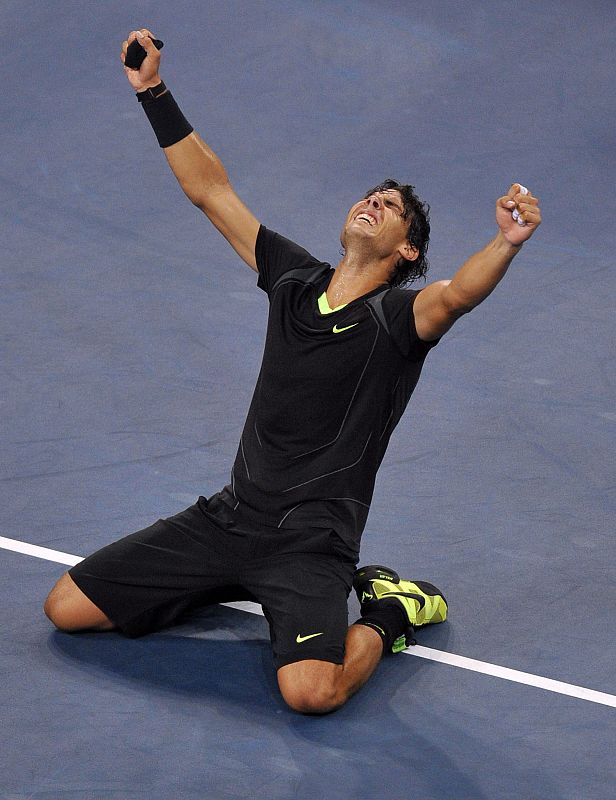 Hincado de rodillas en el suelo, Nadal sabía que había hecho historia para el tenis y el deporte español.