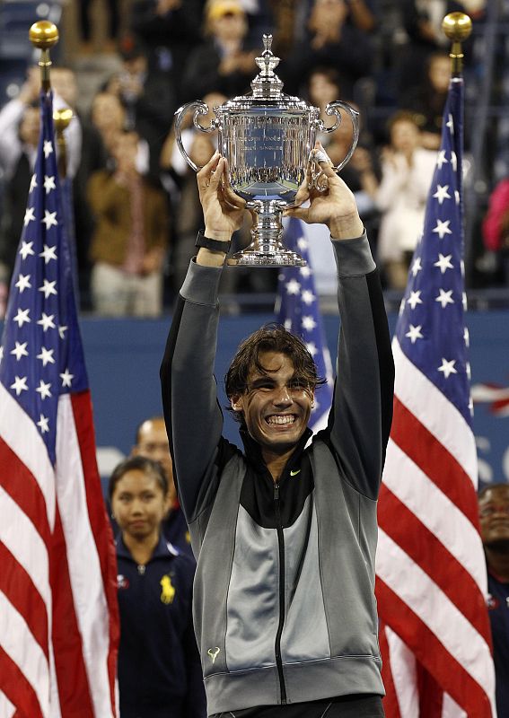 Rafa Nadal levanta el trofeo de campeón del US Open, el noveno 'grande' de su carrera tras una heroica final ante Novak Djokovic.