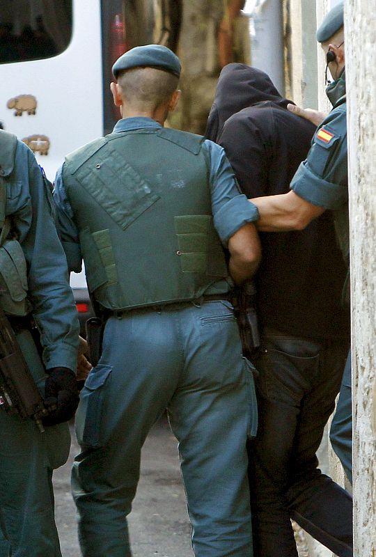 Varios guardias civiles se llevan detenido a un hombre tras el registro que realizaron en la calle Intxaurrondo de San Sebastián
