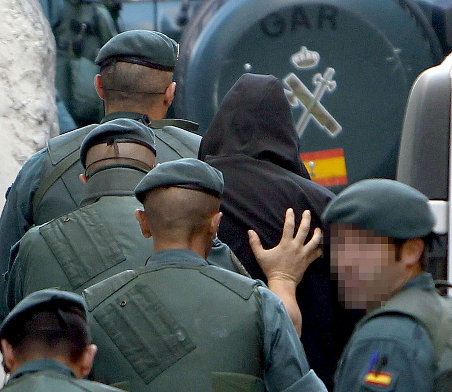 Varios guardias civiles se llevan detenido a un hombre tras el registro que realizaron hoy en la calle Intxaurrondo de San Sebastián
