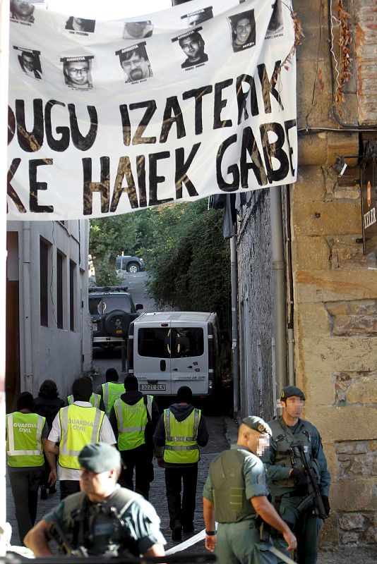 Agentes de la Guardia Civil, durante el registro