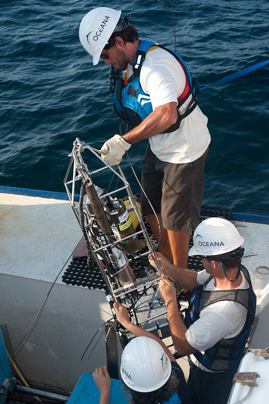 Miembros de OCEANA preparan el robot subacuático