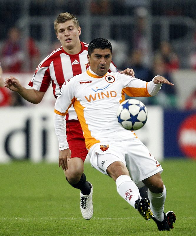 Bayern Munich's Toni Kroos challenges AS Roma's David Pizarro during their Champions League Group E soccer match in Munich