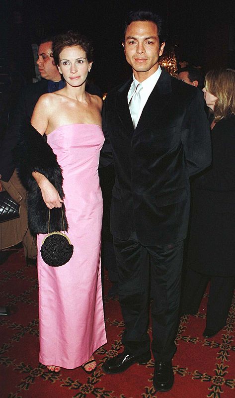 Julia Roberts y Benjamin Bratt, que fue pareja de la actriz, en 1997.
