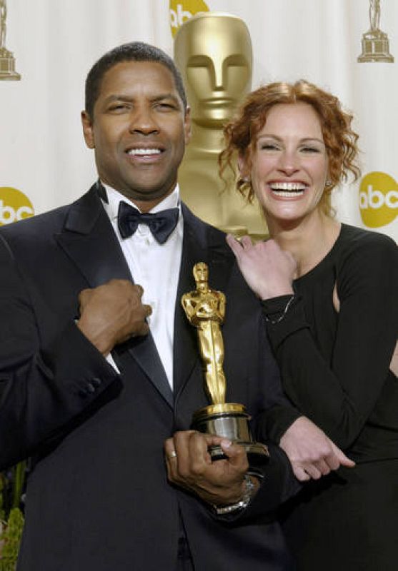 DENZEL WASHINGTON WINS OSCAR FOR PERFORMANCE IN "TRAINING DAY".