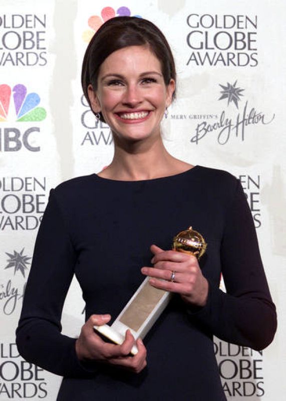 Julia Roberts posa con su Globo de Oro como mejor actriz de Drama en 2001 por 'Erin Brokovich'