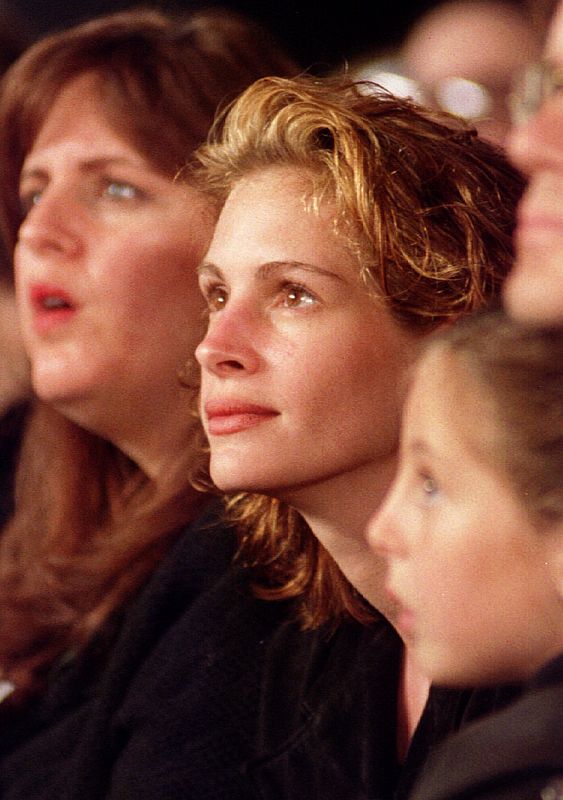 Julia Roberts asistiendo a un pase de modelos en 1994