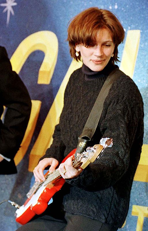 Julia Roberts bromea en un encuentro con estudiantes de Harvard en 1997, donde se le decalró "Mujer del Año"