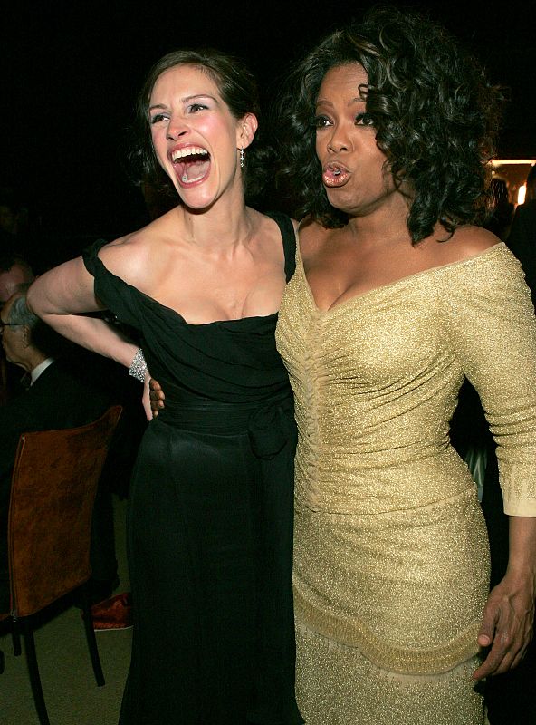 Julia Roberts y la presentadora Oprah Winfrey en 2005, en el Governor's Ball