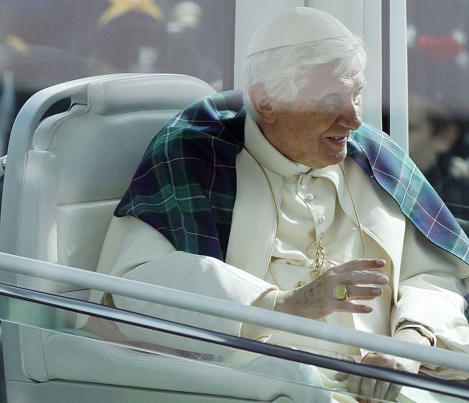 El Papa durante su paseo por las calles