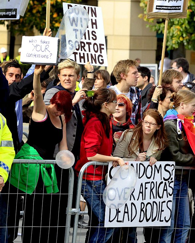 Manifestantes sostienen pancartas durante una protesta contra la visita oficial y pastoral de cuatro días del papa Benedicto XVI