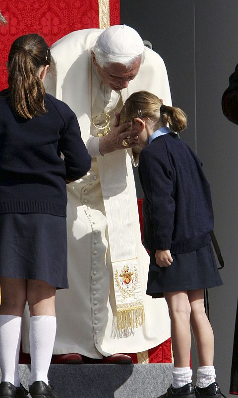 Benedicto XVI y algunos de los niños del colegio de primaria de Plymouth