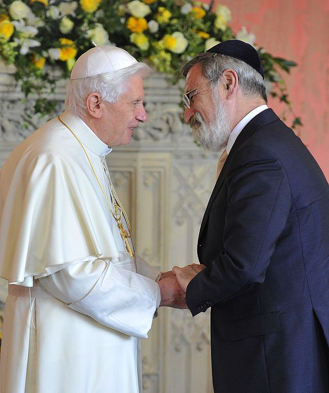 El Papa y el rabino jefe, Jnathan Sacks , durante su encuentro en la Universidad de Santa María