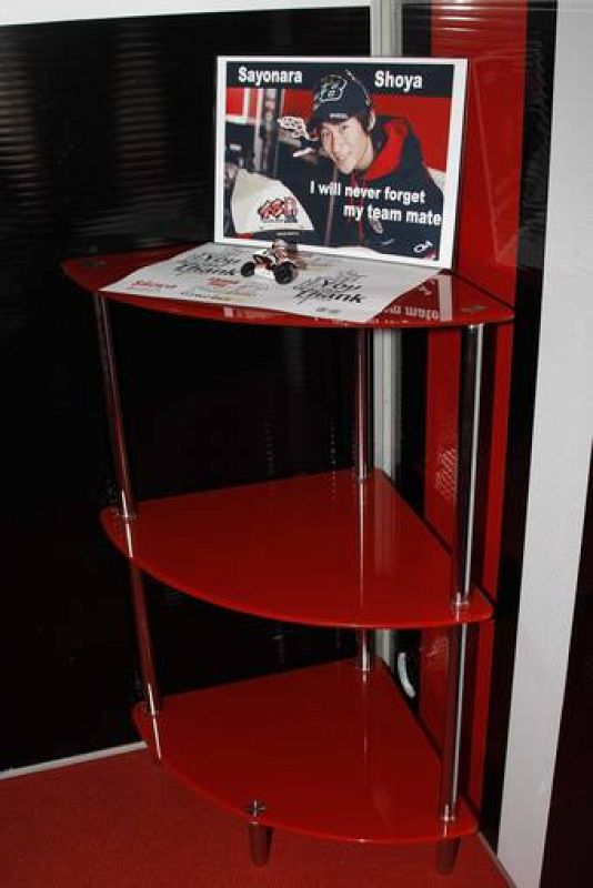 Un cartel, en el 'box' del equipo, dice: "Adiós, Shoya. Nunca olvidaré a mi compañero de equipo".