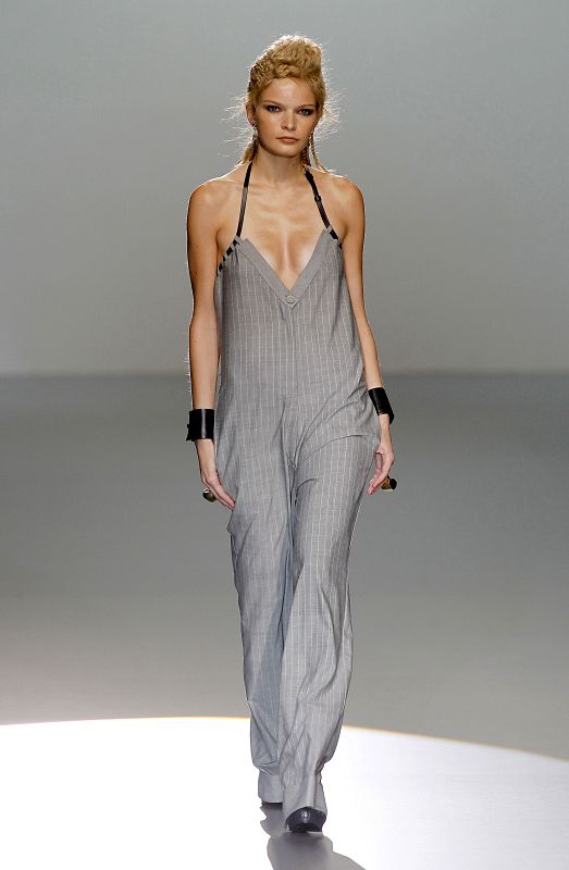 Una modelo luce las creaciones del diseñador francés Nicolás Vaudelet, durante la presentación de su colección primavera/verano 2011