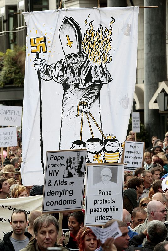 MILES DE PERSONAS PROTESTAN EN LONDRES CONTRA LA VISITA DEL PAPA