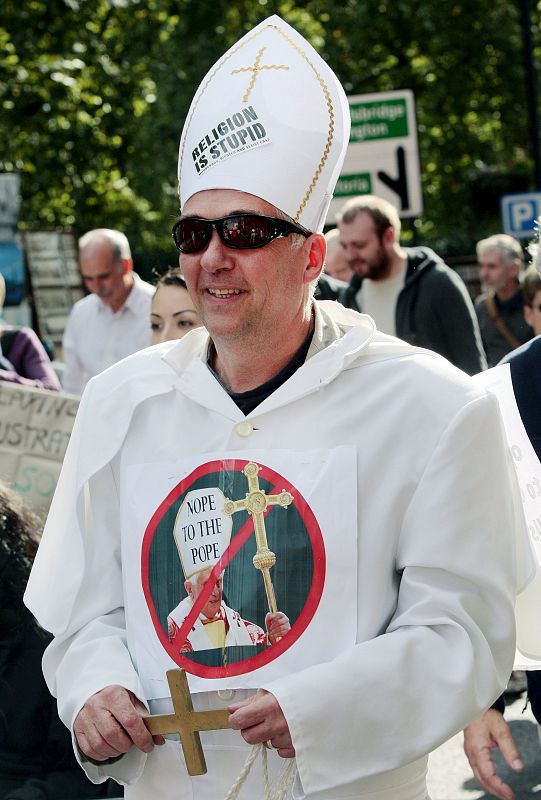 MILES DE PERSONAS PROTESTAN EN LONDRES CONTRA LA VISITA DEL PAPA