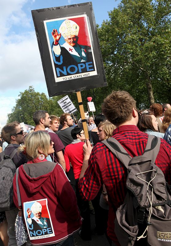 MILES DE PERSONAS PROTESTAN EN LONDRES CONTRA LA VISITA DEL PAPA